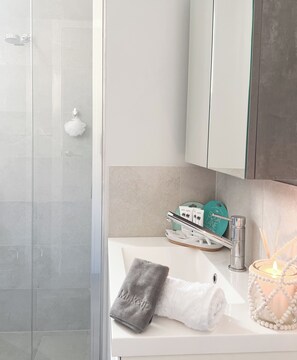 Shower, hair dryer, towels, soap - Walk to everything, Family getaway (Anna Bay)