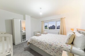 3 bedrooms, free WiFi, bed sheets - Southend Retreat King Suite (Westcliff-on-Sea)