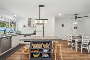 Frigorífico, microondas, horno y placa de cocina