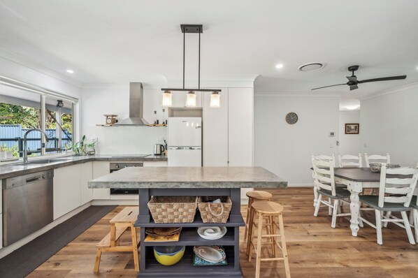 Fridge, microwave, oven, stovetop - Mango Cottage 12 – Spacious 6-Bedroom Coastal Escape with Pool (SAWTELL)