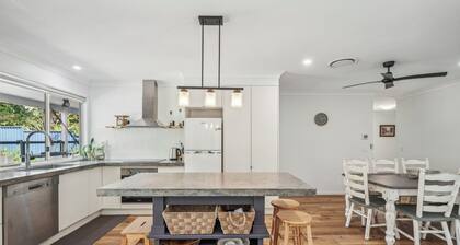 Mango Cottage 12 – Spacious 6-Bedroom Coastal Escape with Pool