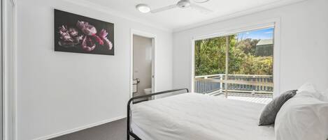 6 quartos, ferros/tábuas de passar roupa, Wi-Fi de cortesia