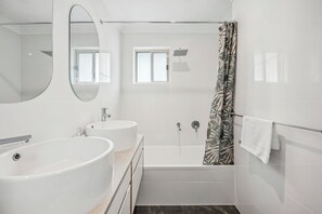 Douche, sèche-cheveux, serviettes fournies