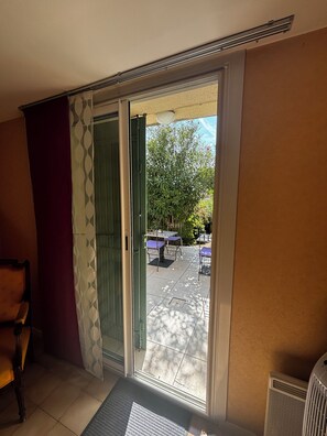 Interior - Room for two. Quietly. Swimming pool. 50m from the bus (Villeneuve-lès-Avignon)