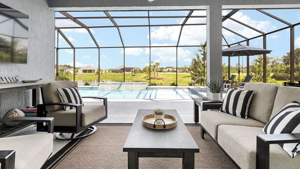 Un salon moderne avec vue sur la piscine, un ventilateur de plafond et une grande fenêtre.