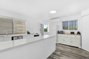 Køleskab, mikrobølgeovn, ovn, kogeplade