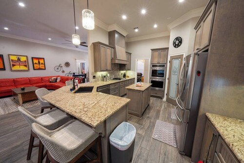 Veteran’s Family Retreat, Spacious & Peaceful Stay Near AFB