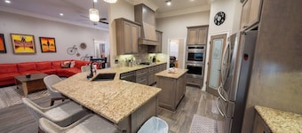 Veteran’s Family Retreat, Spacious & Peaceful Stay Near AFB
