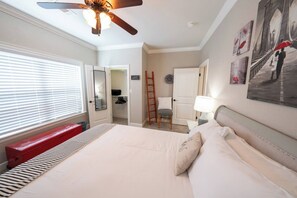 4 camere, una scrivania, ferro/asse da stiro, culla da viaggio