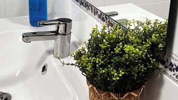 Een douche, een haardroger, handdoeken, zeep