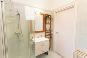 Douche, séchoir à cheveux, bidet, serviettes fournies