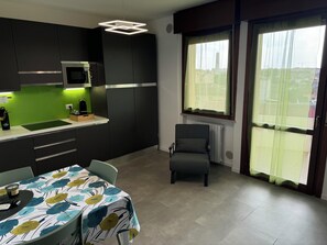 Réfrigérateur, micro-ondes, plaque de cuisson, lave-vaisselle