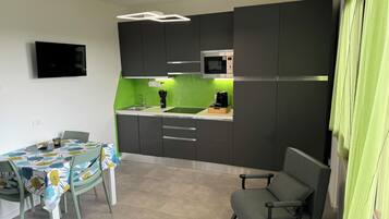 Frigorifero, microonde, piano cottura, lavastoviglie