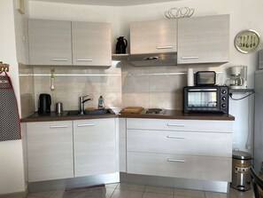 Køleskab, mikrobølgeovn, kogeplade, kaffe-/temaskine