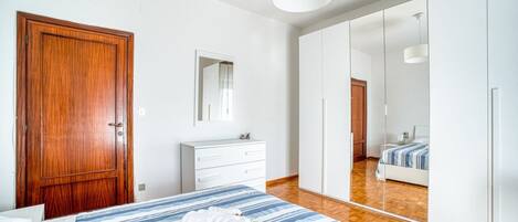 2 室のベッドルーム、アイロン / アイロン台、WiFi、ベッドシーツ