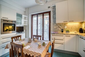 Een koelkast, een oven, een kookplaat, een vaatwasser