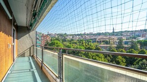 A balcony with a view of a cityscape, a wooden floor, and a metal railing. - GuestHost - 90 sqm apartment for 4 people in Perugia, with a balcony and unassigned on-site parking. Located just a 10-minute walk from the historic center, it offers tranquility without sacrificing convenience. Perugia, renowned for its rich medieval hi (Perugia)
