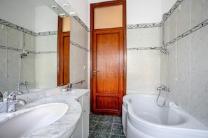 تجهيزات دش، مجففات شعر، مراحيض شطف، مناشف