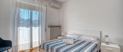 2 makuuhuonetta, silitysrauta/-lauta, Wi-Fi, vuodevaatteet