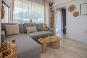 Living area - GuestHost - Modern apartment of 58 sqm located on the ground floor of a building without elevator, perfect for 4 people.The property is situated in the magnificent aquamarine residence with swimming pool and communal garden. The area is provided by all m (Pittulongu)