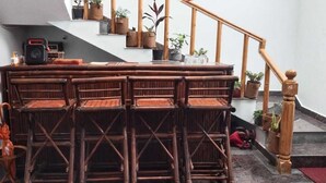 Een trap met een houten leuning en een houten balustrade.