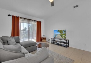 Living area - Charming 2-bedroom condo in terrific Cape Coral (Cape Coral)