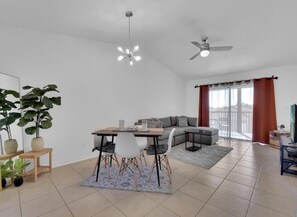 Living area - Charming 2-bedroom condo in terrific Cape Coral (Cape Coral)
