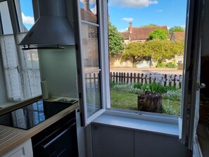 Frigorífico, microondas, horno y placa de cocina