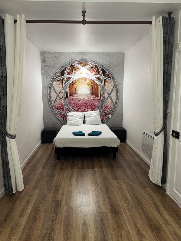 2 dormitorios, tabla de planchar con plancha, cuna de viaje