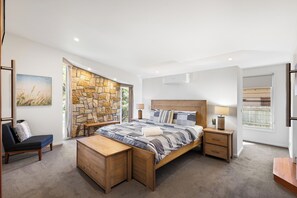 5 bedrooms, desk, iron/ironing board, free WiFi