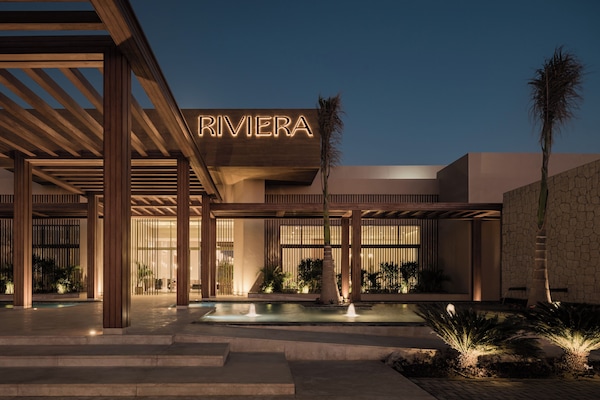 Ücretsiz minibar ürünleri, odada kasa, masa, ütü/ütü masası