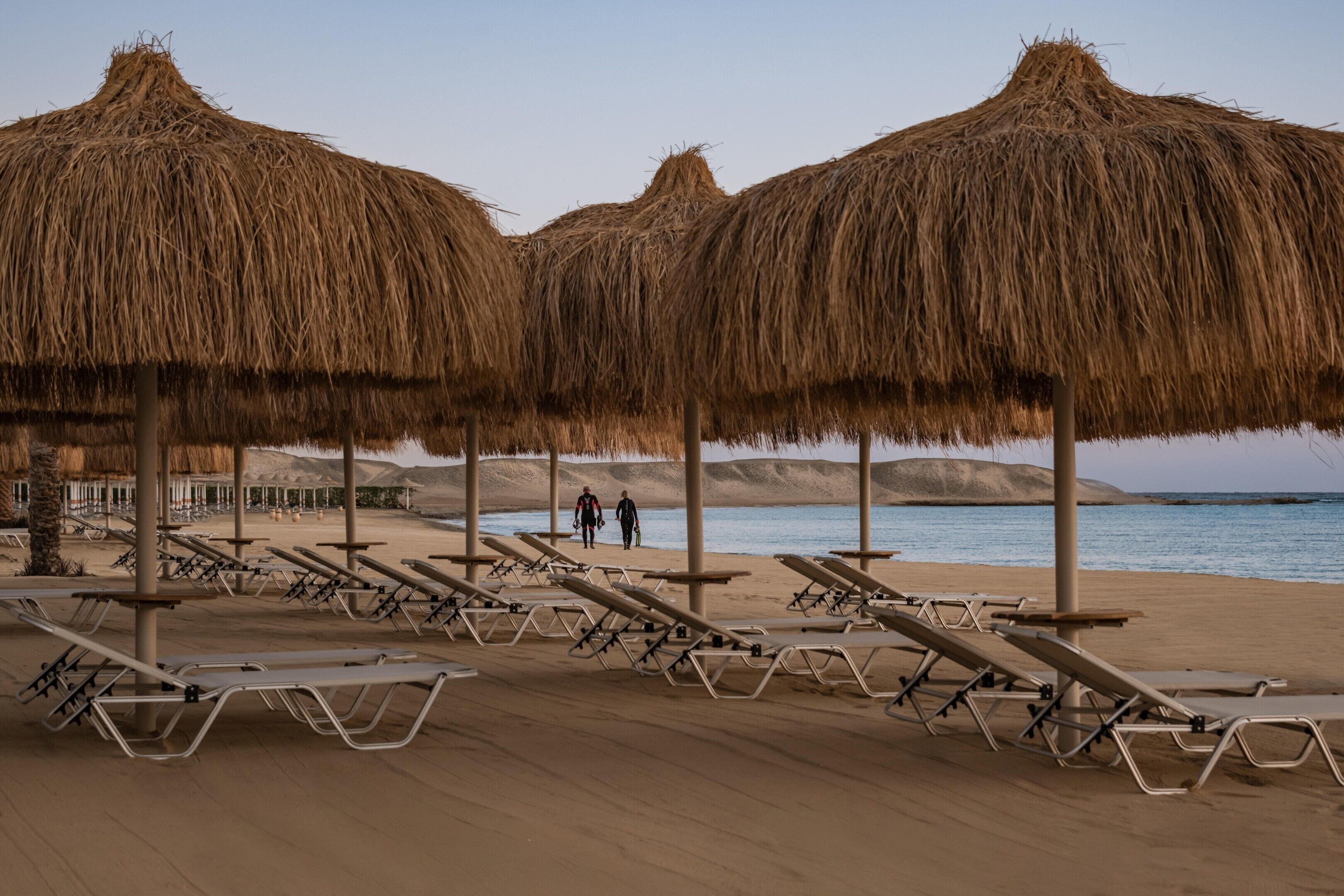 Playa privada, sillas reclinables de playa, sombrillas, toallas de playa