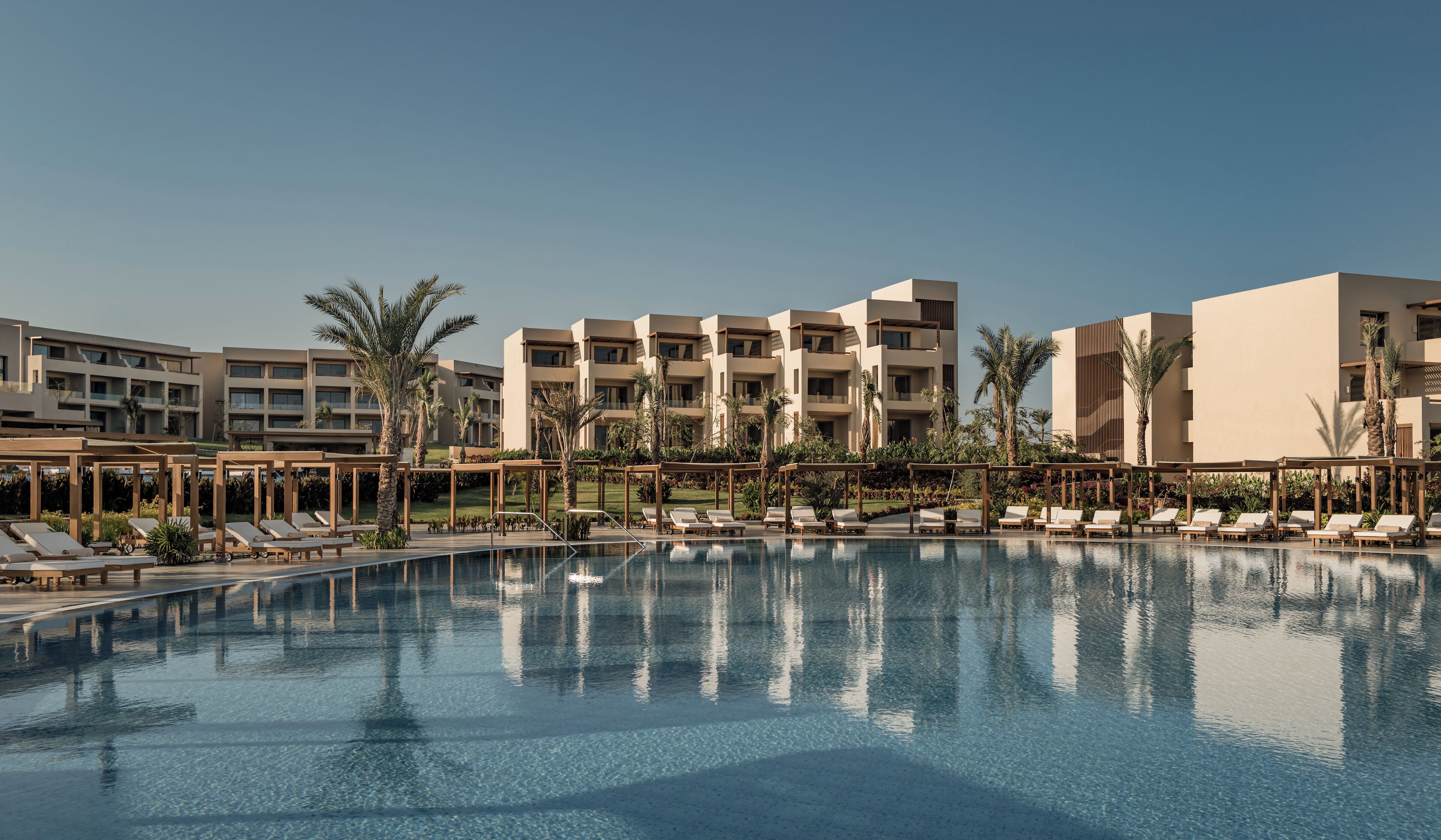 2 utomhuspooler, parasoller och solstolar