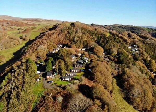 A rural village with houses nestled among rolling hills and dense forests. - Mountainside Lodge in Aberdovey - Near Beach (Aberdovey)