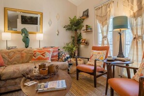 Een televisie, boeken en een kantoor