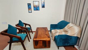Premium kamer, 1 kingsize bed, uitzicht op stad | Woonruimte | Een 32-inch ledtelevisie met digitale zenders