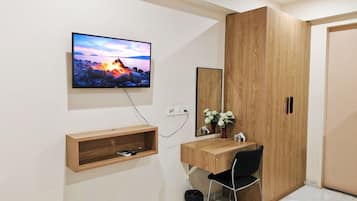 Select Comfort beds, desk, laptop workspace, free WiFi