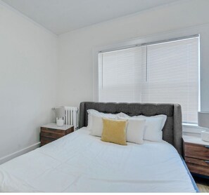 Tabla de planchar con plancha, wifi gratis, ropa de cama