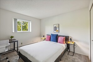 1 chambre, bureau, fer et planche à repasser, lit parapluie