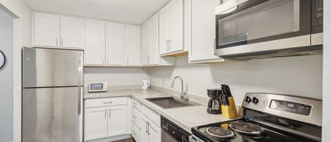 Refrigerador, microondas, horno, placa de cocina