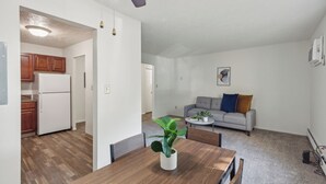 Un espacio habitable compacto con cocina, comedor y sala de estar.