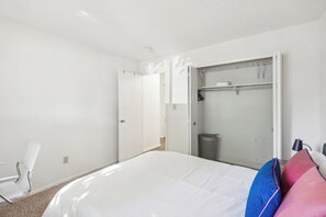 1 soverom, skrivebord, strykejern/-brett og reiseseng for barn