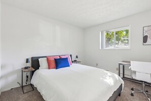 1 chambre, bureau, fer et planche Ă repasser, lit parapluie
