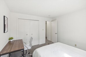 1 bedroom, desk, iron/ironing board, travel crib - Midtown 3229I Cozy & Comfy I Free Parking (Parma)
