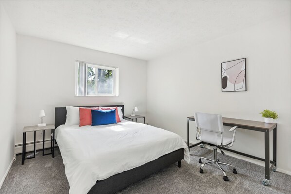 1 bedroom, desk, iron/ironing board, travel crib - Midtown 3229I Cozy & Comfy I Free Parking (Parma)