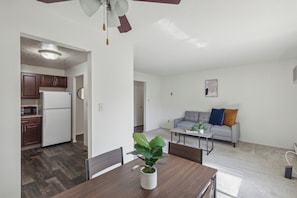 Interior - Midtown 3402I Cozy & Comfy I Free Parking (Parma)