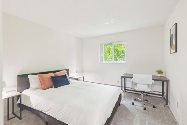 1 Schlafzimmer, Schreibtisch, Bügeleisen/Bügelbrett, Reisekinderbett