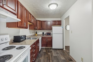 Fridge, microwave, oven, stovetop - Midtown 3402I Cozy & Comfy I Free Parking (Parma)