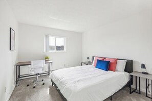 1 soverom, skrivebord, strykejern/-brett og reiseseng for barn