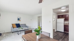Un apartamento moderno con comedor, cocina y sala de estar.